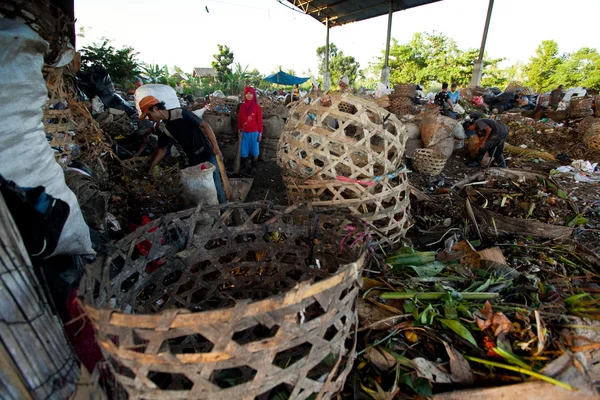 BALI, INDONESIA 11 APRILE: Povero di Giava che lavora in una discarica l '11 aprile 2012 a Bali, Indonesia. Bali produce giornalmente 10.000 metri cubi di rifiuti . — Foto Stock